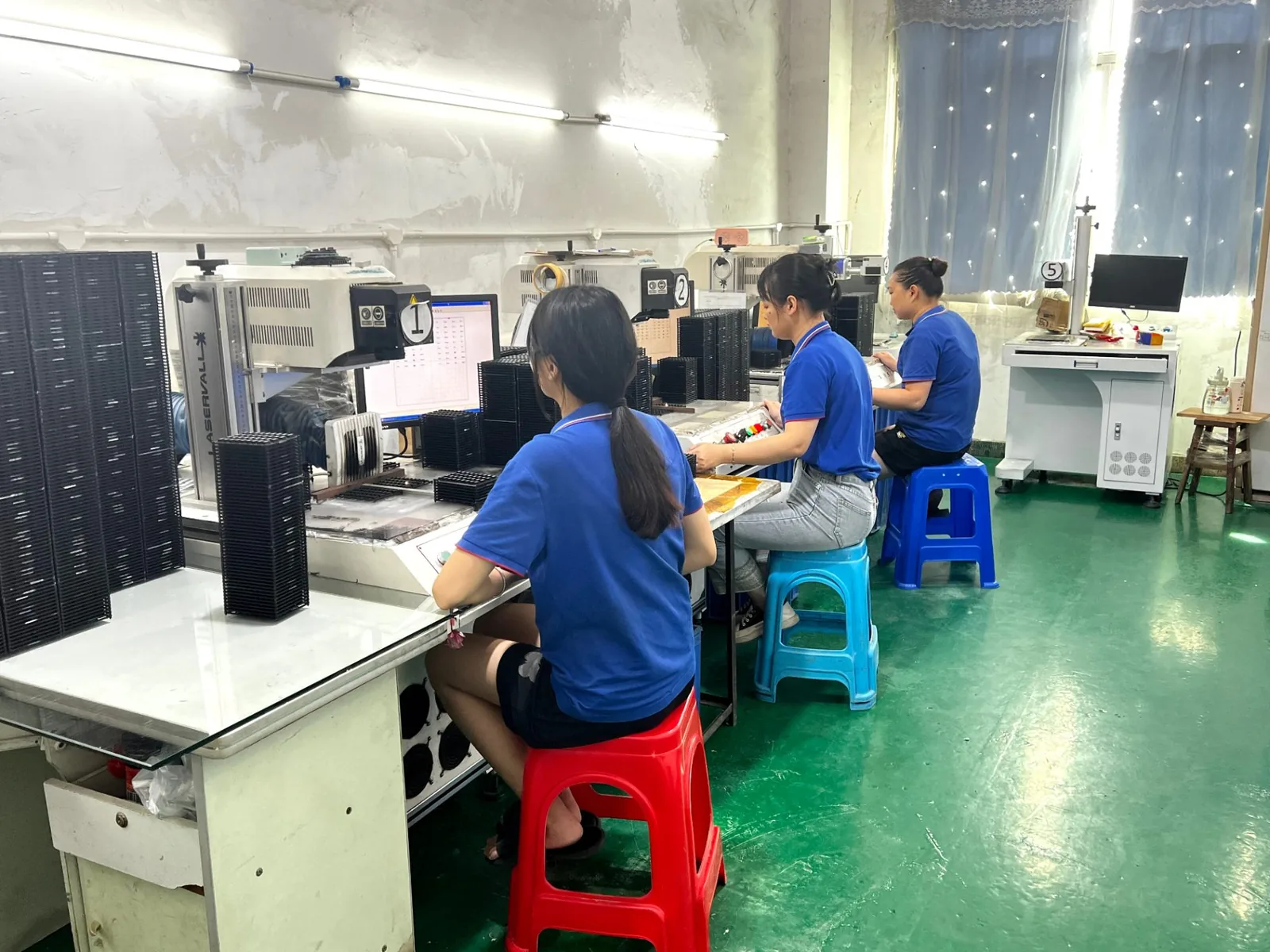 镭雕部：按键字符镭雕加工中